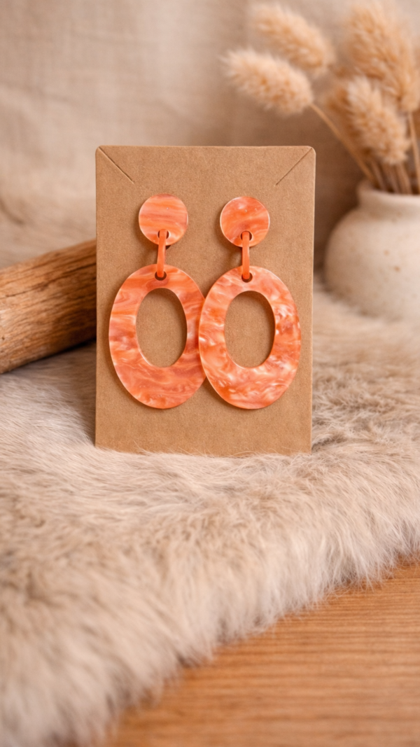 Oorbellen Coral Glow – marmerlook oorbellen