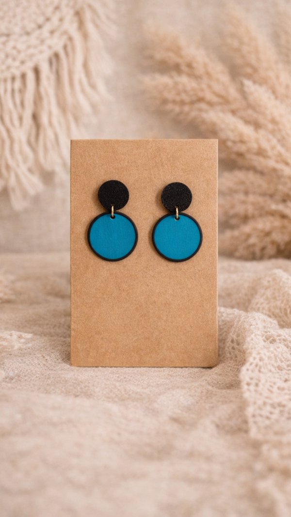 Turquoise ronde oorbellen met zwart