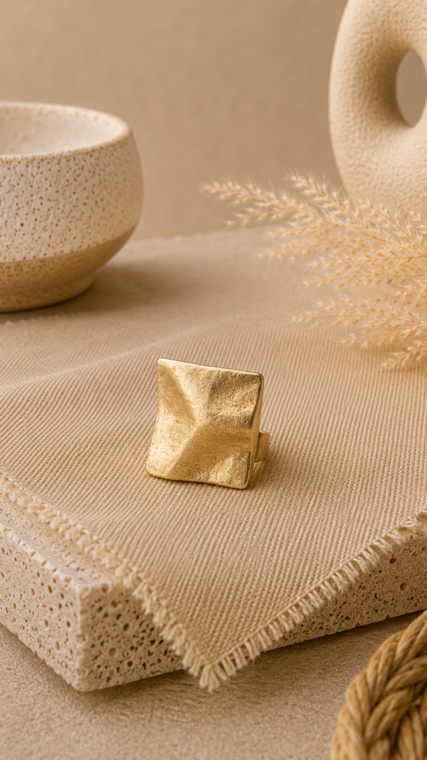 Aura Ring – Goudkleurige Statement Ring (Elastiek)