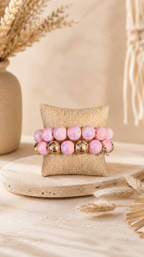 Roze parelarmband met gouden accenten