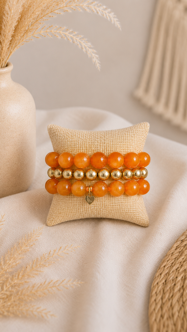 Oranje natuursteen armband met gouden accenten